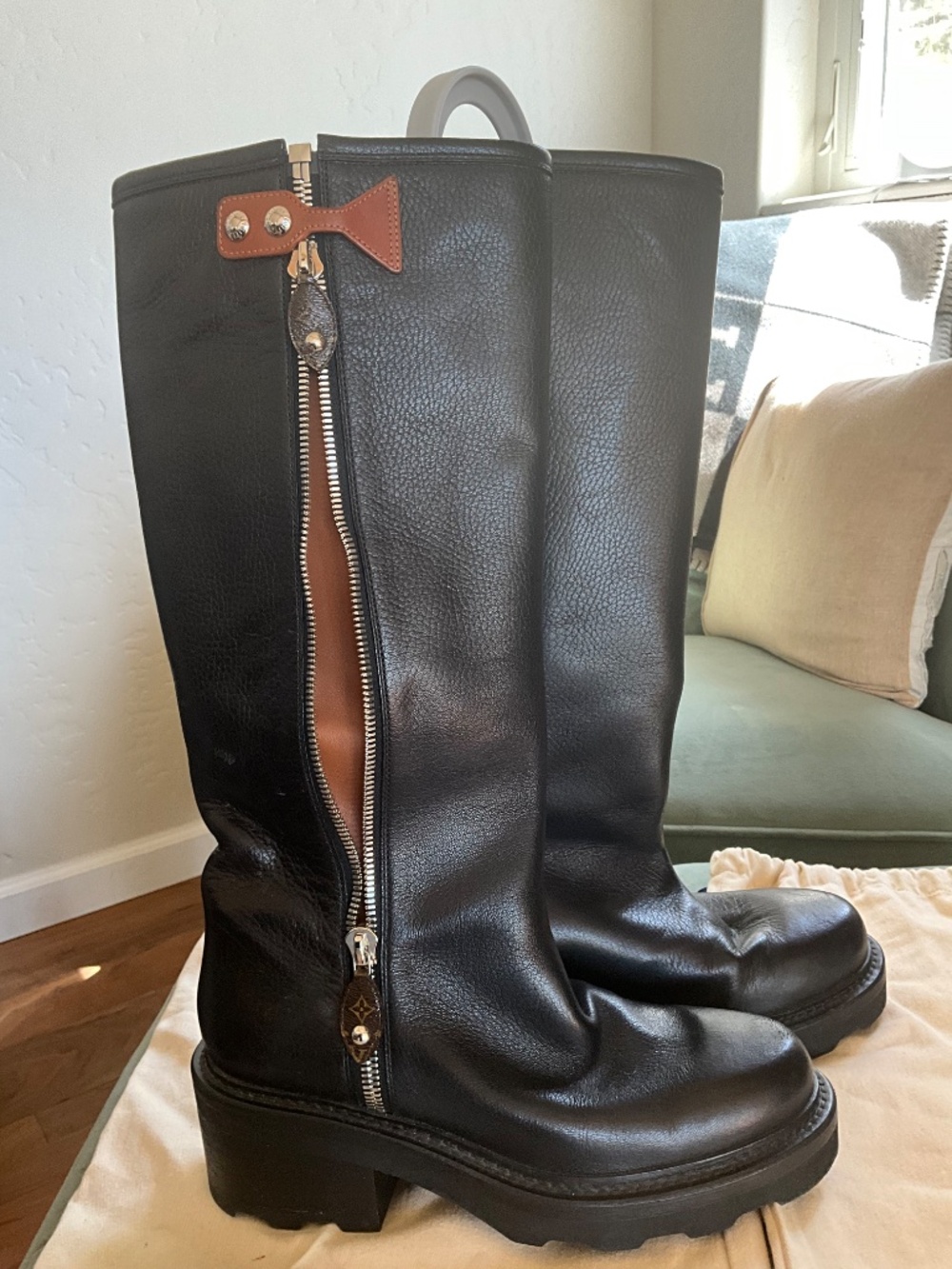 Louis Vuitton boots / LV BEAUBOURG HIGH BOOT - Picture 2 of 9